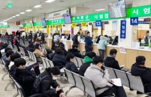 운전면허시험장 갱신 대기 줄 혼잡한 상황