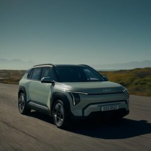 기아 EV3 도심 주행 전기 SUV 모습